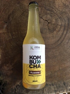 Kombucha – sabor Maracujá, Cúrcuma e Cardamomo – 275ml é uma bebida probiótica de origem milenar a base de chás e fermentada naturalmente. É refrescante, levemente gaseificada e de baixa caloria.